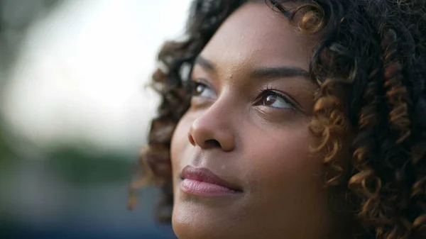 Töprengő Generációs Afro Amerikai Fiatal Közelről Nézi Eget Átgondolt Női — Stock Fotó