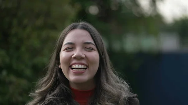 幸せなカジュアルなブラジルのヒスパニック系の若い女性が笑って笑顔の肖像画の顔を密接に屋外に立って — ストック写真