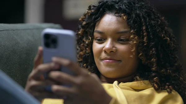 Een Braziliaans Jong Zwart Meisje Met Lachende Lachende Telefoon Candid — Stockfoto