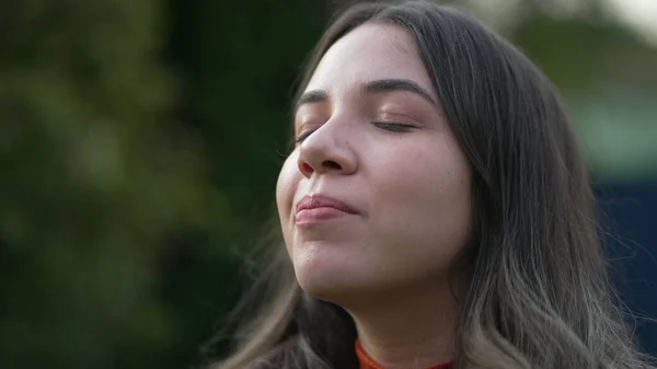 Mujer Joven Serena Pacífica Cerrando Los Ojos Contemplación Chica Milenaria — Foto de Stock