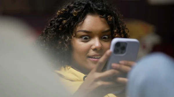 Mulher Choque Emoção Notícias Usar Dispositivo Celular Afro Americano Menina — Fotografia de Stock