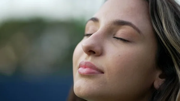 Mujer Hispana Joven Cerrando Los Ojos Meditación Chica Los Años — Foto de Stock