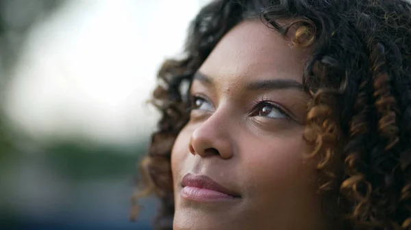 Töprengő Generációs Afro Amerikai Fiatal Közelről Nézi Eget Átgondolt Női — Stock Fotó