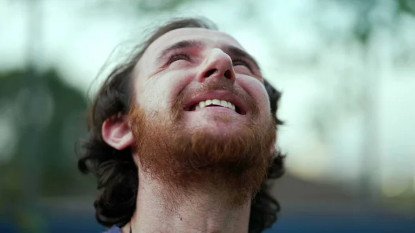 Homem Grato Sorrindo Para Céu Com Esperança Uma Pessoa Fiel — Fotografia de Stock