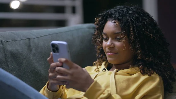 Een Ontspannen Afro Amerikaans Meisje Met Behulp Van Smartphone Apparaat — Stockfoto