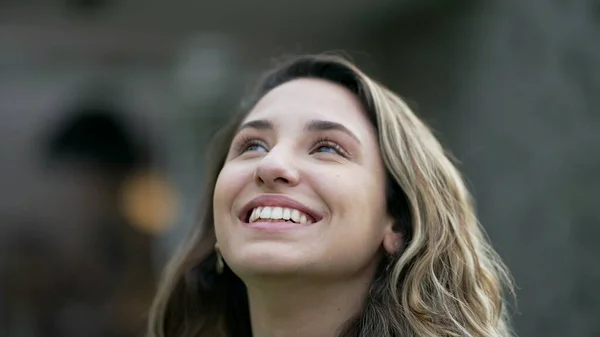 Szczęśliwa Młoda Tysiącletnia Kobieta Wpatrująca Się Niebo Uśmiechnięta Kontemplacji Spokój — Zdjęcie stockowe