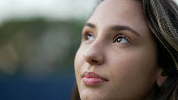 Jovem Hispânica Fechando Olhos Meditação Millennial 20S Menina Abrindo Olhos — Fotografia de Stock