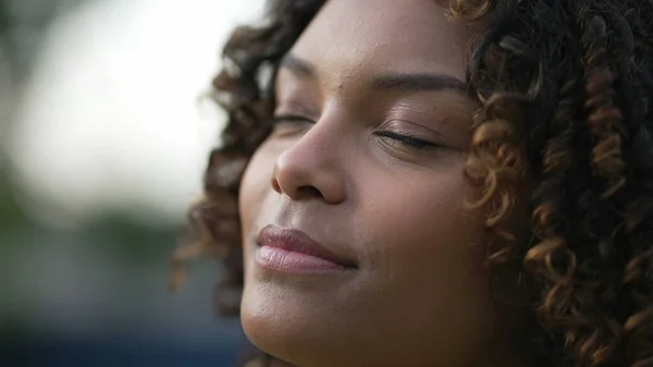 Meditatív Afro Amerikai Fiatal Becsukja Szemét Elmélkedés Közben Egy Fekete — Stock Fotó