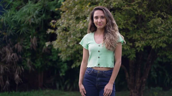 一人の若いブラジルの20代の女の子がカメラを見て外に立って — ストック写真