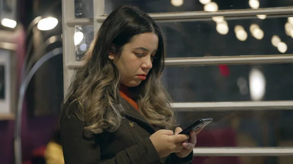 Candid Casual 20S Millennial Girl Using Phone Mujer Joven Sosteniendo — Foto de Stock