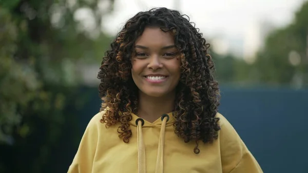 Uma Alegre Garota Negra Brasileira Livre 20S Millennial Afro Americano — Fotografia de Stock