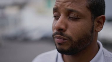 Endişeli genç bir Afro-Amerikalı adam. Endişeli duyguları olan siyahi birinin portresi.