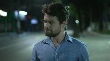 Düşünceli genç adam gece işten sonra şehir caddesinde yürür ve sorunları düşünür. Endişeli iş adamı akşam yürüyüşüne çıkıyor