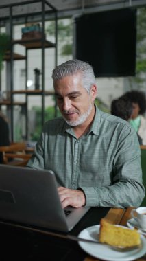 Düşünceli, yaşlı bir işadamı kafeteryada oturmuş tefekkür ediyordu. Düşünceli üst düzey yönetici Dikey Video SS 'in penceresinden dışarı bakmayı düşünüyor