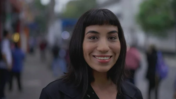 Jovem Hispânica Feliz Rua Sorrindo Sul Americano Latina Adulto Menina — Fotografia de Stock
