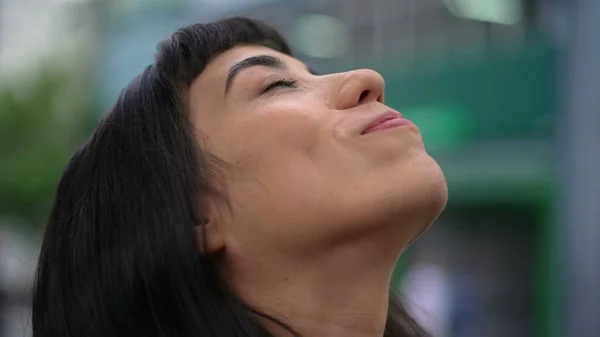 瞑想で目を閉じて瞑想的なヒスパニック系の若い女性の肖像画 気をつけて空に目を開けて笑顔の自由を感じる — ストック写真