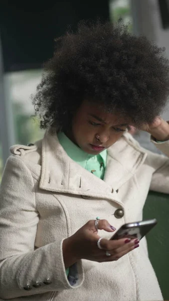 Een Zwarte Vrouw Die Telefoon Gebruikt Een Afro Amerikaans Meisje — Stockfoto
