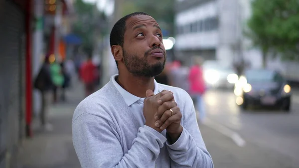 Kentsel Caddede Gergin Stresli Duran Endişeli Bir Siyah Adam Çaresiz — Stok fotoğraf