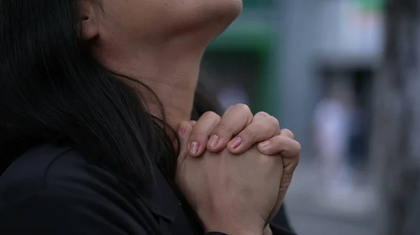 Uma Jovem Hispânica Espiritual Orando Deus Pessoa Fechando Olhos Contemplação — Fotografia de Stock