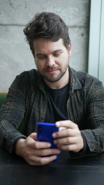 Молодой Человек Смотрит Мобильное Устройство Тысячелетний Человек Держит Смартфон Loking — стоковое фото