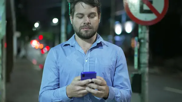 걷다가 핸드폰을 사용하는 보도에서 스마트폰 화면을 보면서 메시지를 입력하는 — 스톡 사진
