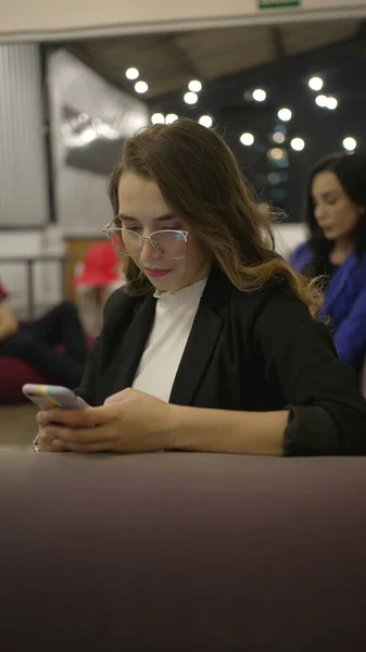 Joven Mujer Feliz Escribiendo Mensaje Dispositivo Del Teléfono Inteligente Por — Foto de Stock