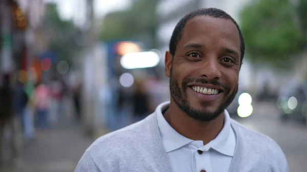 一个快乐的黑人站在街上对着摄像机笑的画像 非裔美国人的近视脸 — 图库照片