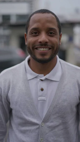 一个快乐的巴西裔美籍黑人年轻人的画像 他站在街上看着镜头 穿着垂直视频Ss中的马球衫 面带微笑 — 图库照片