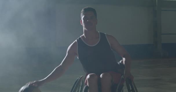 Portret Brazylijskiego Sparaliżowanego Sportowca Wózku Inwalidzkim Grającego Koszykówkę Wewnątrz Boiska — Wideo stockowe