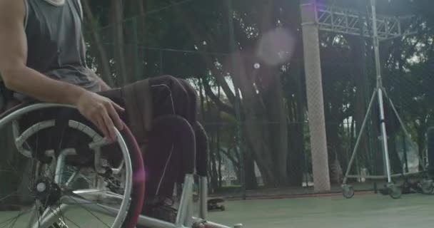 Atleta Discapacitado Silla Ruedas Con Las Manos Cerradas Sosteniendo Volante — Vídeos de Stock