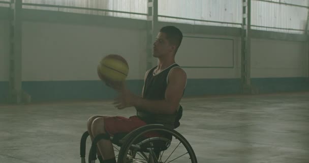 Dwóch Sparaliżowanych Niepełnosprawnych Sportowców Grających Kosza Świeżym Powietrzu Podając Piłkę — Wideo stockowe