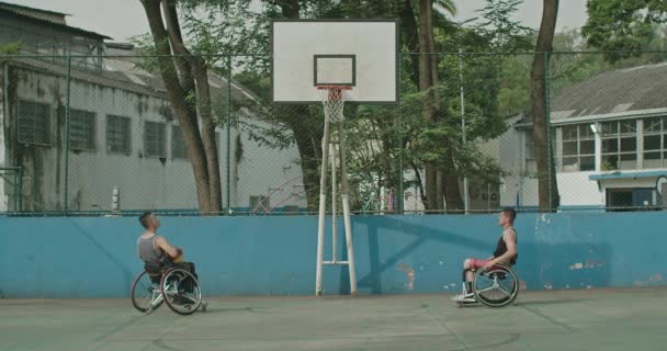 Dwóch Sparaliżowanych Niepełnosprawnych Sportowców Grających Kosza Świeżym Powietrzu Podając Piłkę — Wideo stockowe