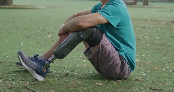 Jeden Zdravotně Postižený Muž Středního Věku Protézou Nohy Sedí Venku — Stock video