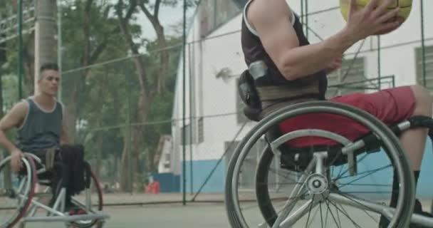 Dua Atlet Cacat Paraplegic Bermain Basket Luar Ruangan Melewati Bola — Stok Video