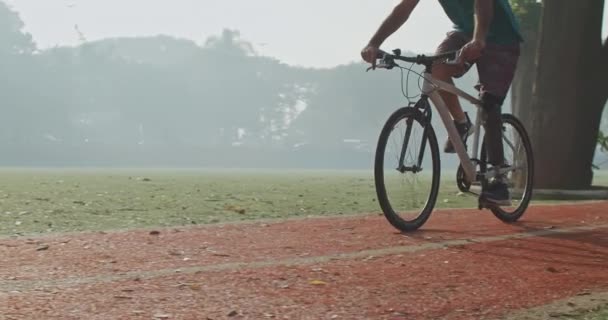 Homme Handicapé Âge Moyen Faisant Vélo Extérieur Avec Une Jambe — Video