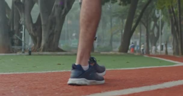 Vista Lateral Atleta Discapacitado Con Pierna Protésica Caminando Pista Atletismo — Vídeos de Stock