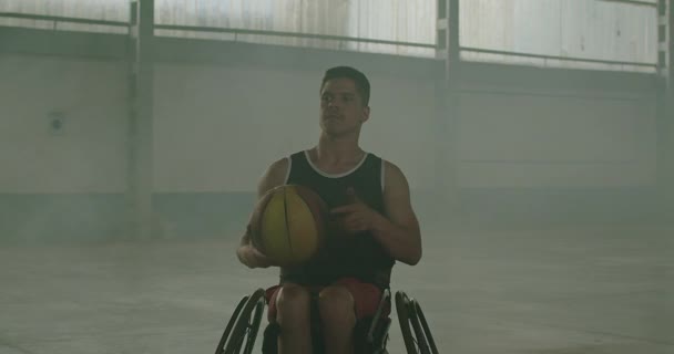 Ένας Ανάπηρος Αθλητής Που Γυρίζει Μπάλα Μπάσκετ Ένας Παραπληγικός Βραζιλιάνος — Αρχείο Βίντεο