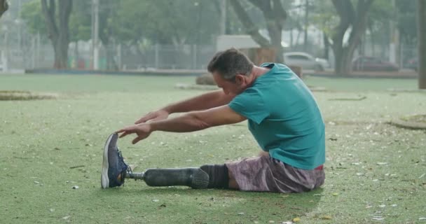 Ein Behinderter Sportler Mittleren Alters Mit Einem Prothetischen Beinstreckkörper Der — Stockvideo