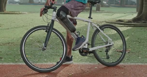 Hombre Discapacitado Mediana Edad Bicicleta Afuera Con Una Pierna Protésica — Vídeos de Stock