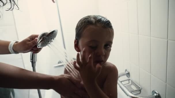 Islak Küçük Çocuk Banyoda Anne Yaşında Banyo Yapan Küçük Bir — Stok video