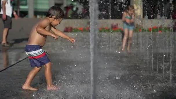 Kleiner Junge Der Superzeitlupe Den Wasserstrahlen Der Stadt Spielt Kind — Stockvideo