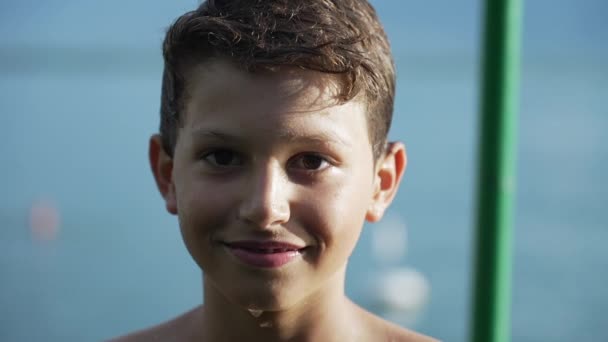 Jeden Šťastný Mokrý Chlapec Usmívá Kamery Detailní Tvář Směje Portrét — Stock video