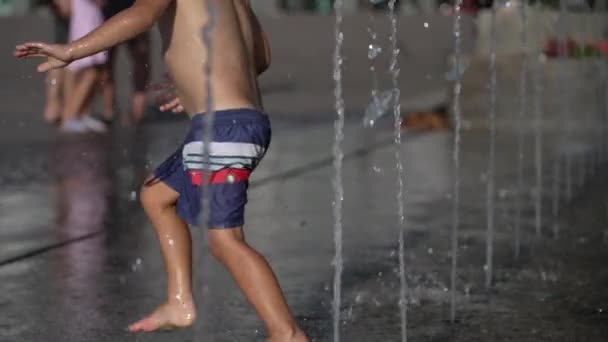 Vízipark Sugárhajtású Cseppek Esik Szuper Lassított Felvétel Gyerekek Játszanak Háttérben — Stock videók