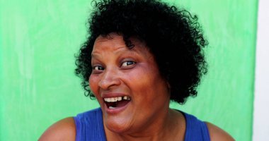 Brezilyalı kadın gülümsüyor. Latin asıllı mutlu bir gülümseme. Gerçek insanlar.