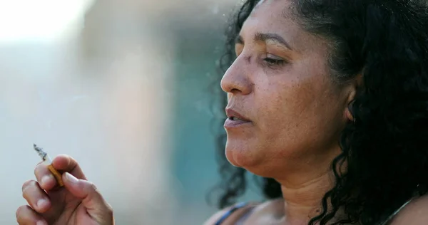 Mulher Ansiosa Hispânica Fumando Cigarro — Fotografia de Stock