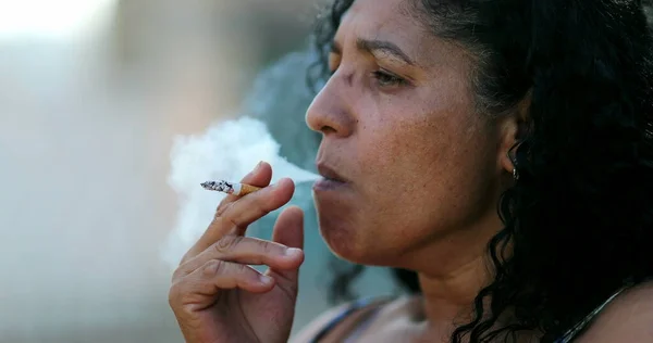 Mulher Ansiosa Hispânica Fumando Cigarro — Fotografia de Stock