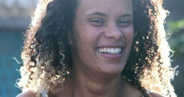 Feliz Mujer Hispana Riendo Vida Real Risa Sonrisa Etnia Brasileña — Foto de Stock