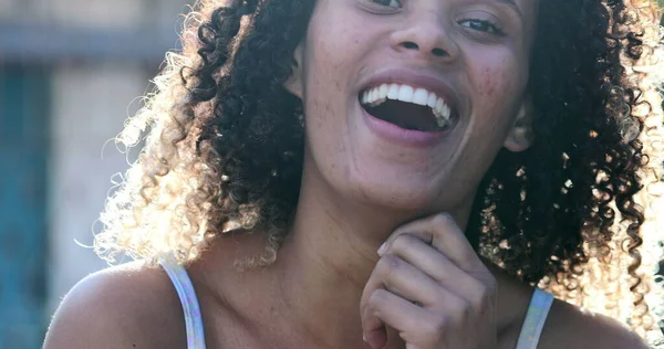 Feliz Mujer Hispana Riendo Vida Real Risa Sonrisa Etnia Brasileña — Foto de Stock