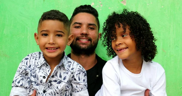 快乐的他的恐慌的人 南美洲拉丁裔父亲和儿童 — 图库照片