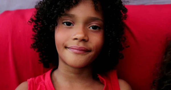 Portret Brazylijskiej Dziewczynki Uśmiechającej Się Kamery Latynoski — Zdjęcie stockowe